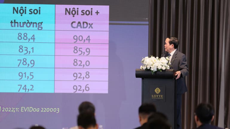 Phó giáo sư, tiến sĩ, bác sĩ Vũ Văn Khiên báo cáo tại hội thảo.