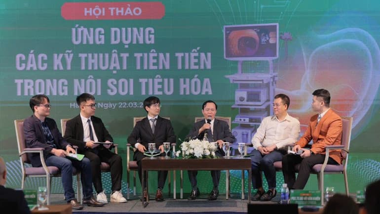 Các đại biểu thảo luận về công nghệ nội soi phóng đại 520 lần.