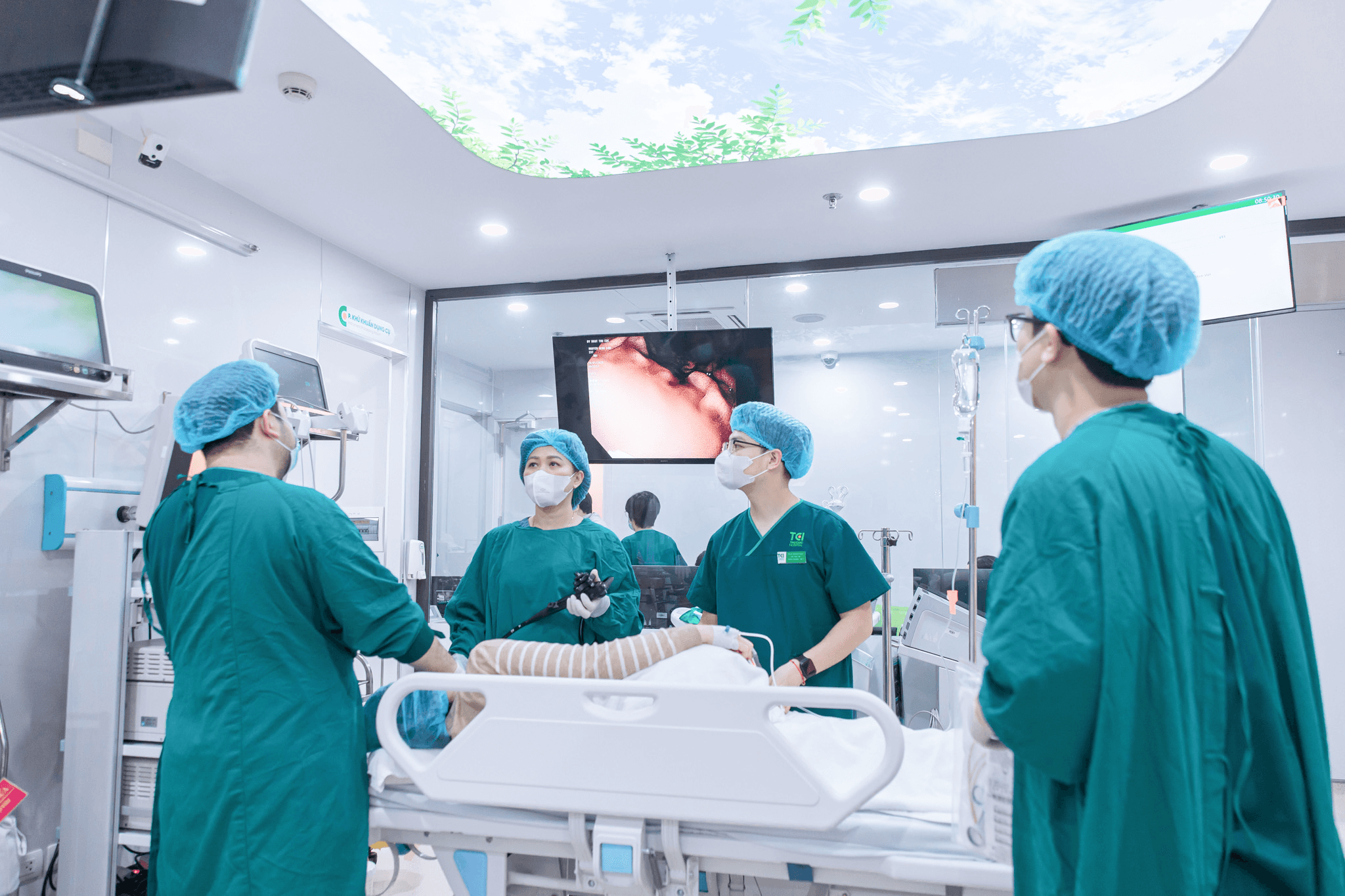 Bác sĩ thực hiện nội soi tiêu hóa với sự hỗ trợ của hệ thống nội soi hiện đại tại Thu Cúc TCI, góp phần nâng cao khả năng phát hiện sớm tổn thương đường tiêu hóa (Ảnh: TCI).

