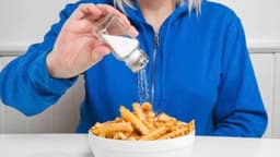 Ăn mặn gây loãng xương không? Vì sao?