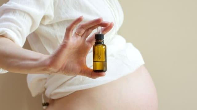 Bà bầu dùng dầu tràm được không?