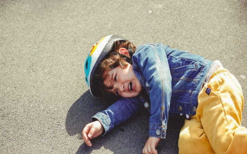 trẻ bị ngã đập đầu phía sau