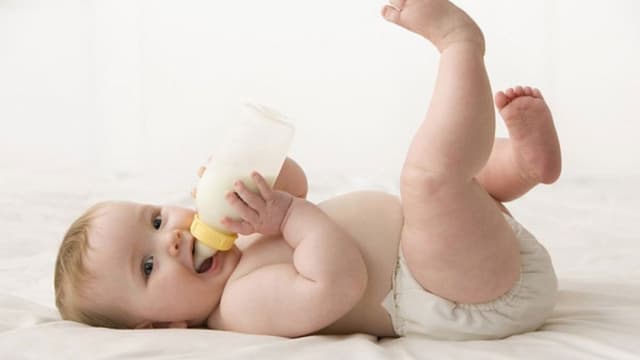 Bé bú nằm có gây viêm tai giữa?