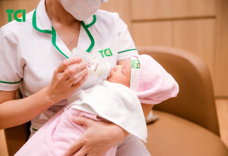 bú nằm có gây viêm tai giữa