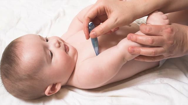 Bé sốt đầu nóng chân tay lạnh là bị gì? Phải làm sao?