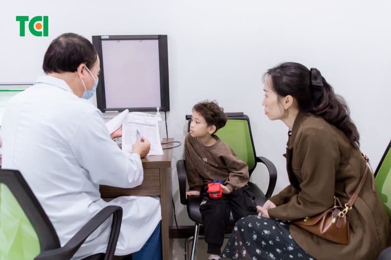 bé sốt đầu nóng chân tay lạnh