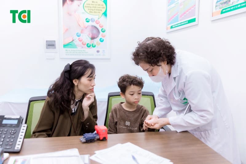 bé sốt đầu nóng chân tay lạnh