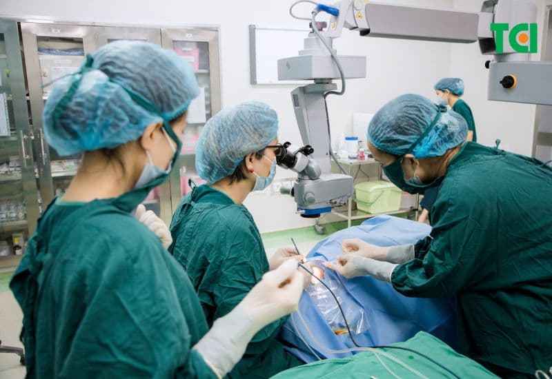 bị đục thủy tinh thể có nên mổ không