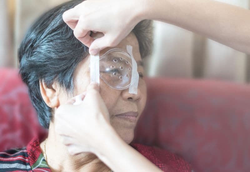 kiêng gì sau khi mổ đục thủy tinh thể