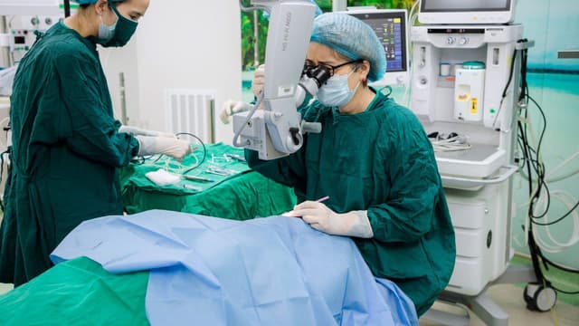 Thay thủy tinh thể bao lâu thì nhìn rõ?