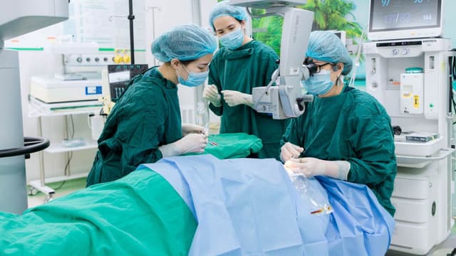 Thay thủy tinh thể diễn ra như thế nào?