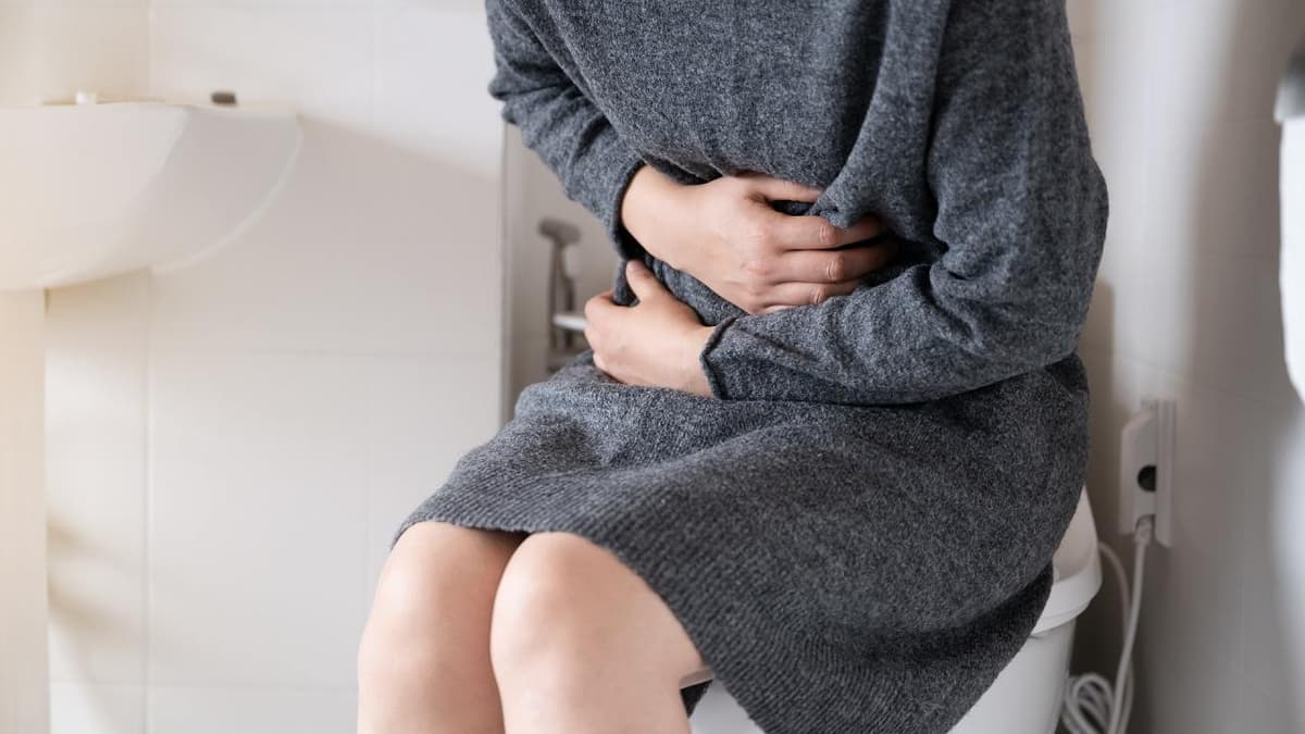 Bị tiểu buốt khi đang có kinh nguyệt có sao không?