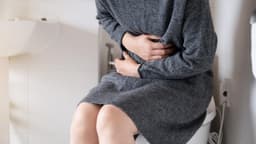 Bị tiểu buốt khi đang có kinh nguyệt có sao không?