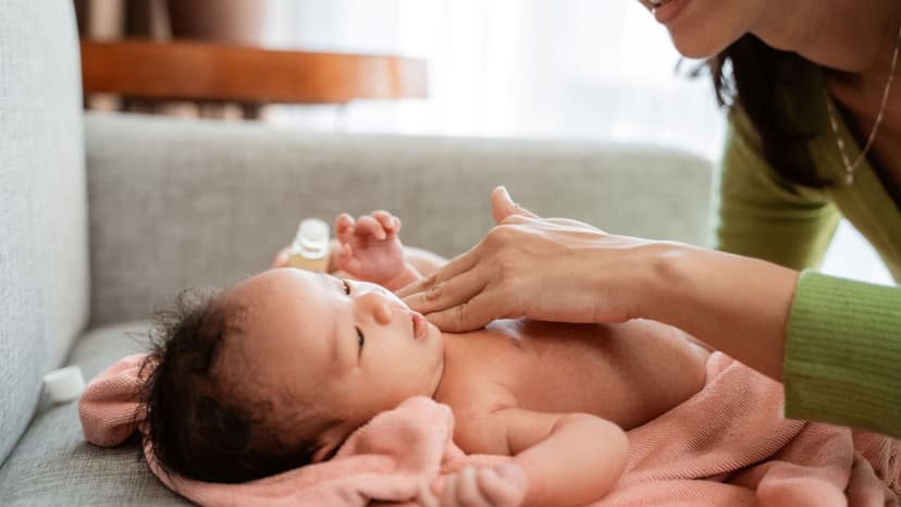 Trẻ sơ sinh bị muỗi đốt bôi dầu tràm được không?