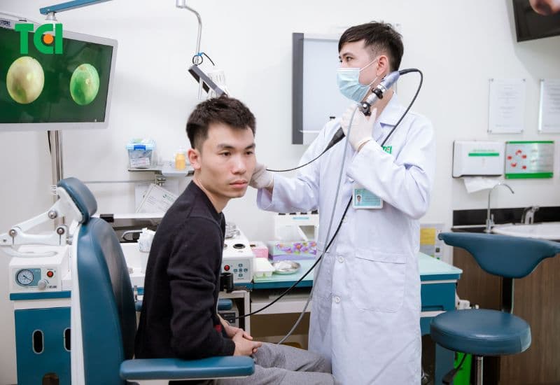 viêm tai giữa gây thủng màng nhĩ