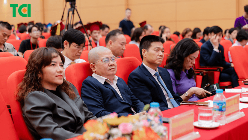 Thu Cúc TCI trao 26 suất học bổng “Tiếp sức Blouse trắng”