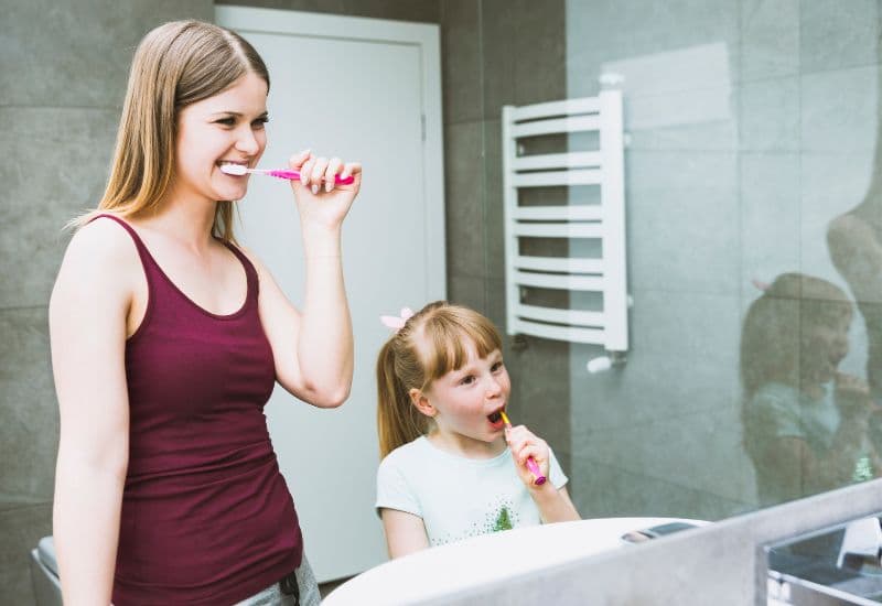 bệnh ăn mòn chân răng ở trẻ em