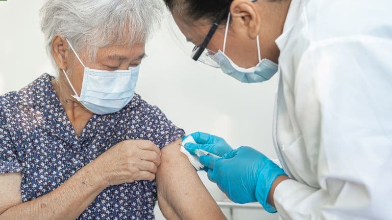 bị zona rồi có tiêm phòng được không