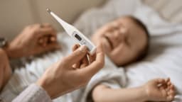 Cách hạ sốt cho trẻ sau khi tiêm 6in1