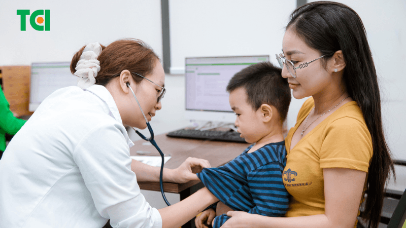 cách sơ cứu trẻ sốt cao co giật