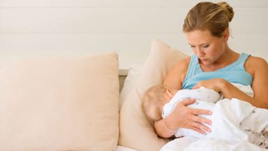 Mẹ bị zona có cho con bú được không?