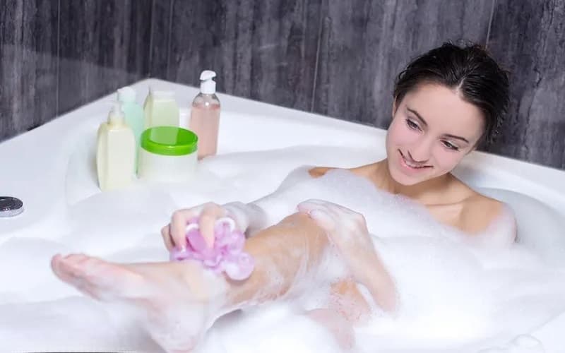 mề đay có được tắm không