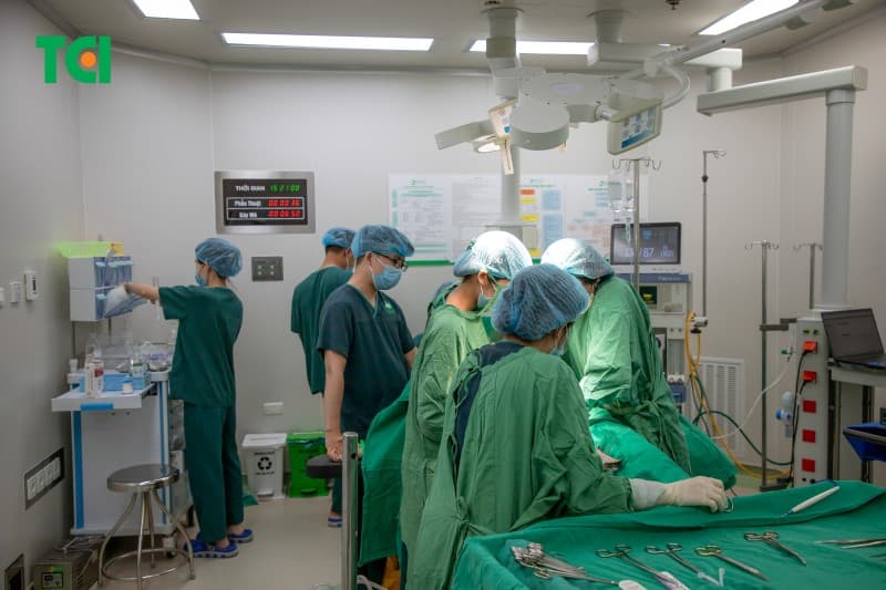 mổ u xơ tử cung cắt bán phần