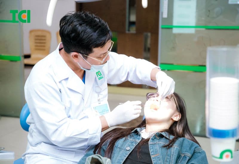 mòn chân răng ở người lớn