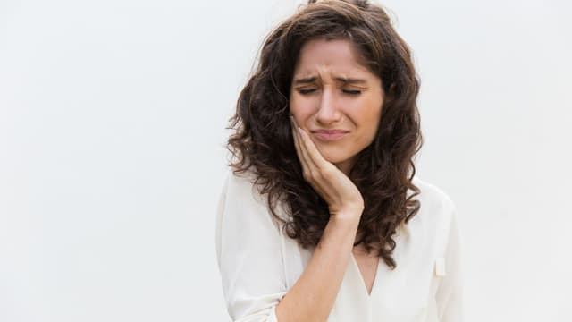 Hậu quả khi răng bị mòn mặt nhai, chữa thế nào?