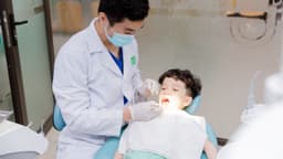 Răng sữa bị mòn có nên nhổ?