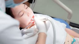 Răng sữa bị sâu có nên nhổ?