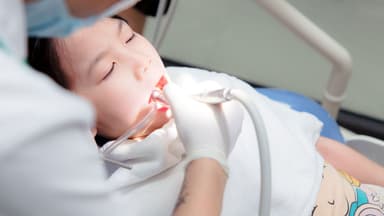 Răng sữa bị sâu có nên nhổ?