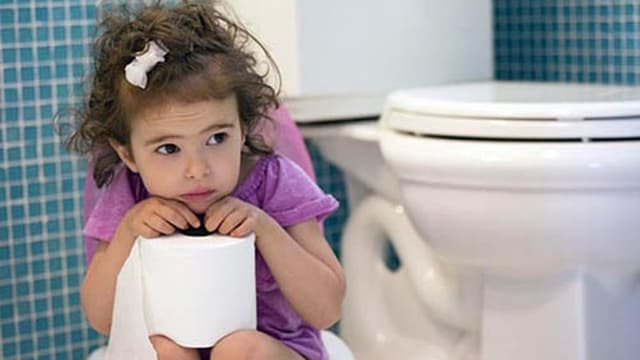 Trẻ đi ngoài ra máu nhưng không sốt, vì sao?