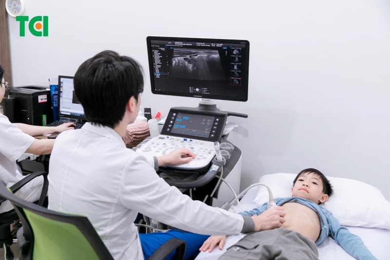 trẻ đi ngoài ra máu nhưng không sốt