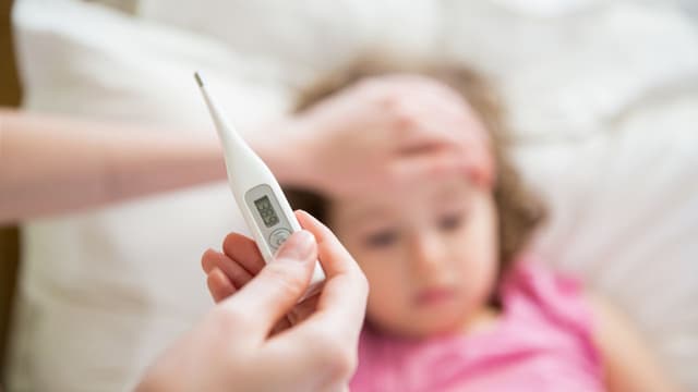 Trẻ sốt 40 độ uống thuốc không hạ, phải làm sao?