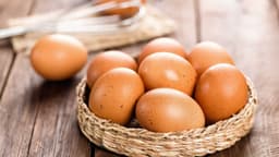 Trẻ sốt ăn trứng gà được không?