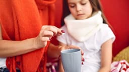 Cách xử lý khi trẻ uống thuốc hạ sốt quá liều