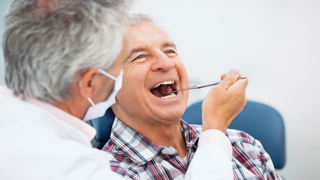 60 – 80 tuổi có nên trồng răng không?
