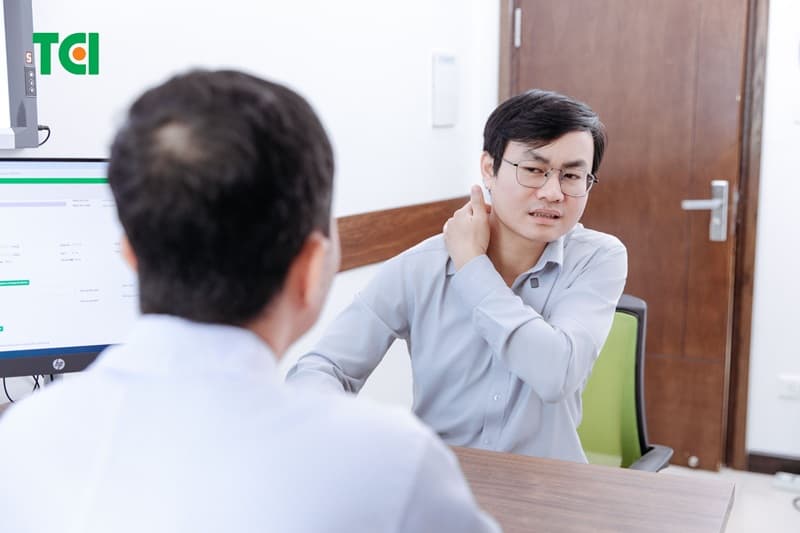 chườm ngải cứu chữa đau vai gáy