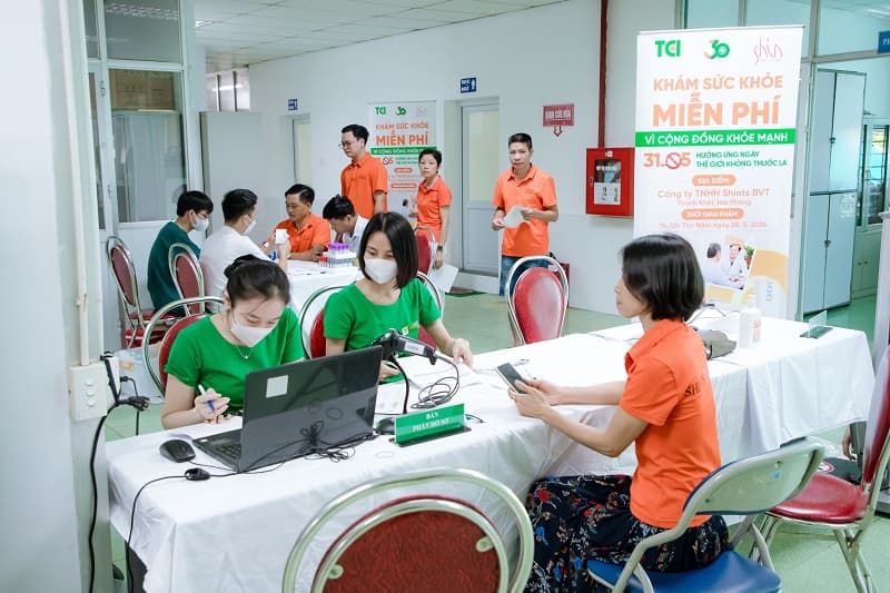 Công nhân tham gia buổi khám lưu động miễn phí do Thu Cúc TCI và công ty Shints phối hợp tổ chức.