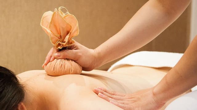 Chườm ngải cứu có tác dụng gì? Tác dụng, cách dùng và lưu ý quan trọng