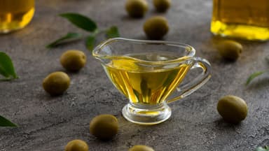 Bé 6 tháng ăn dầu oliu được không?