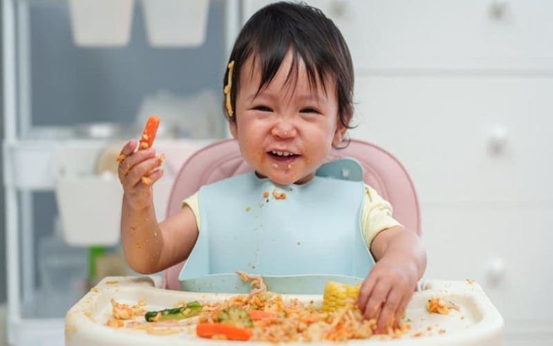 bé dị ứng đạm bò ăn cá hồi được không