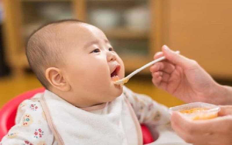 bé dị ứng đạm bò ăn tôm được không
