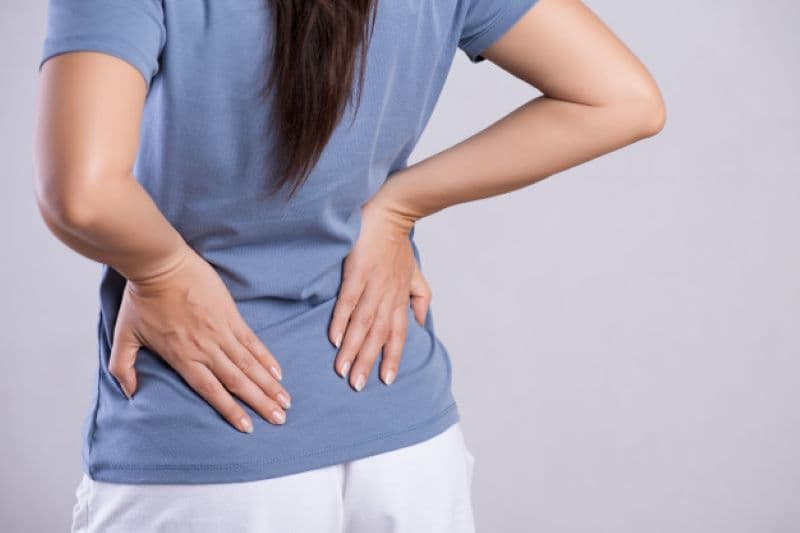 đau lưng ở người trẻ tuổi là bệnh gì