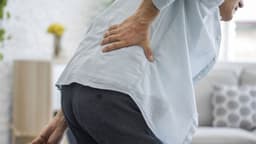 Biểu hiện bệnh đau lưng ở người trung niên