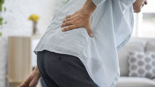 Biểu hiện bệnh đau lưng ở người trung niên