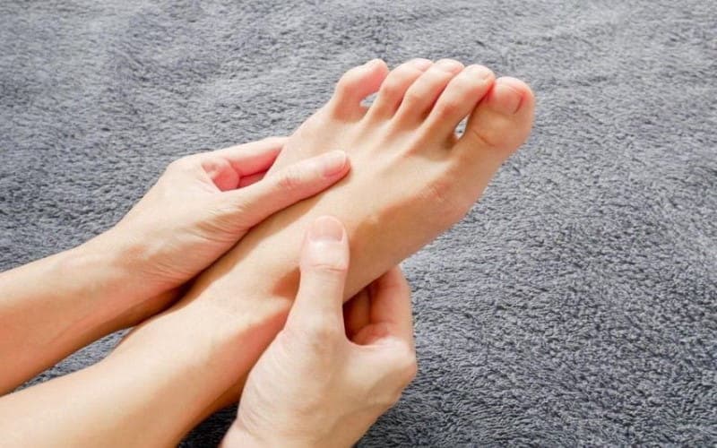 tại sao lại bị tê bì chân tay