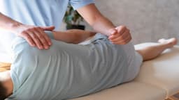 Bị thoát vị đĩa đệm có nên nằm nhiều không?
