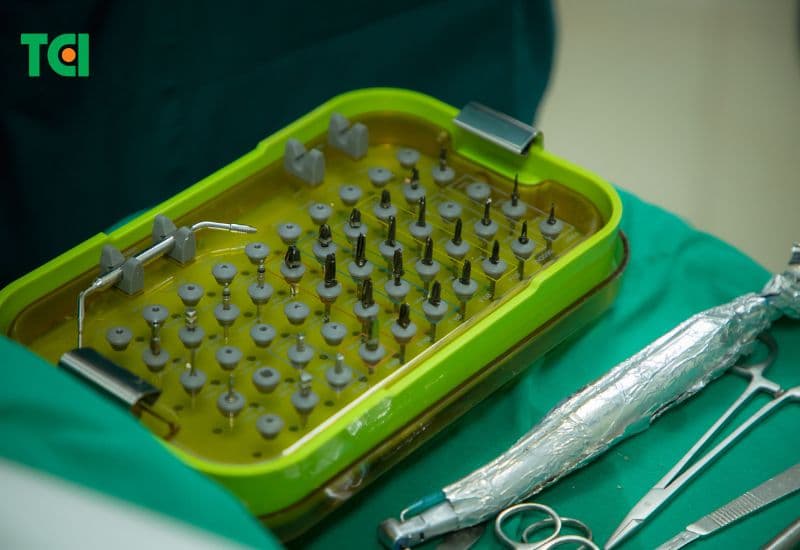 cắm trụ implant có đau không
